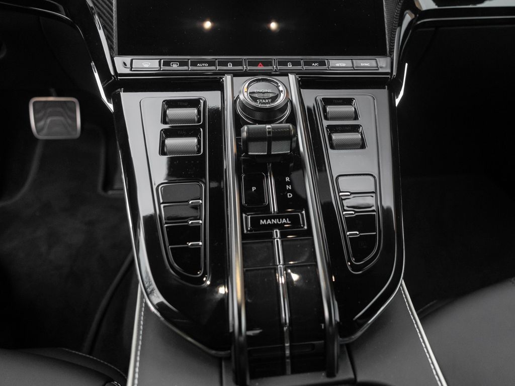 Aston Martin V8 Vantage 2025