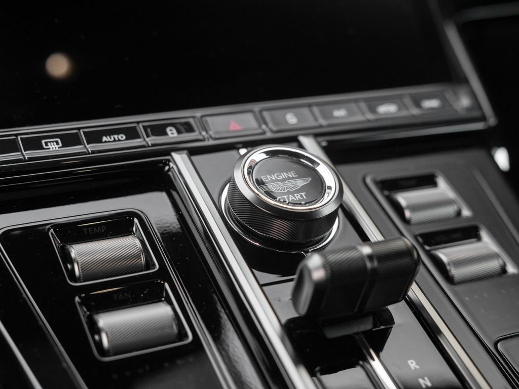 Aston Martin V8 Vantage 2025