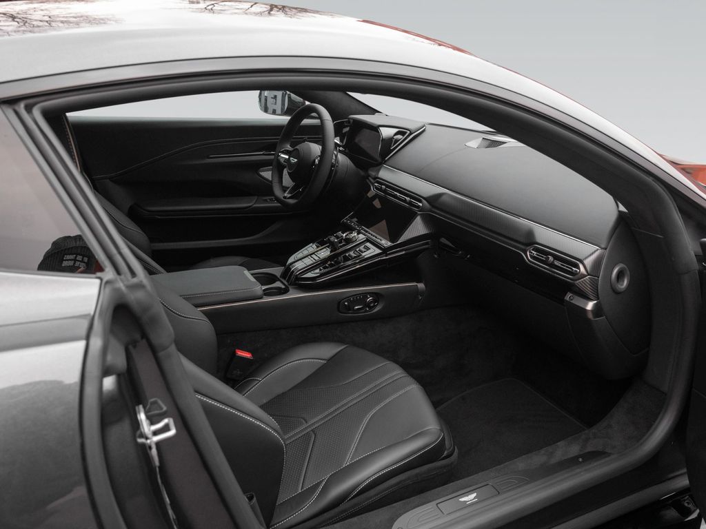 Aston Martin V8 Vantage 2025