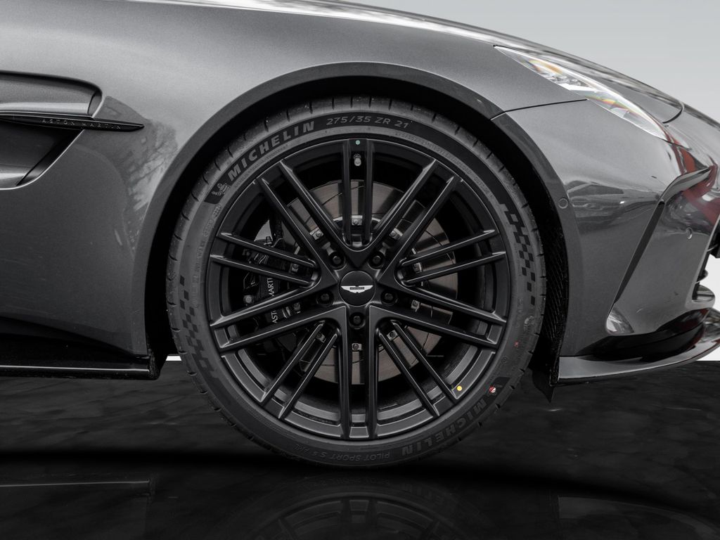 Aston Martin V8 Vantage 2025