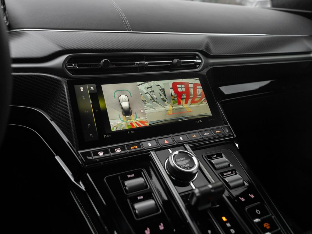 Aston Martin V8 Vantage 2025