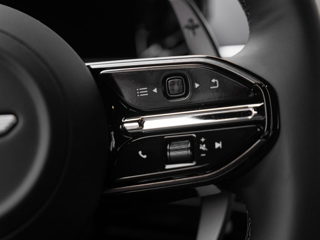 Aston Martin V8 Vantage 2025