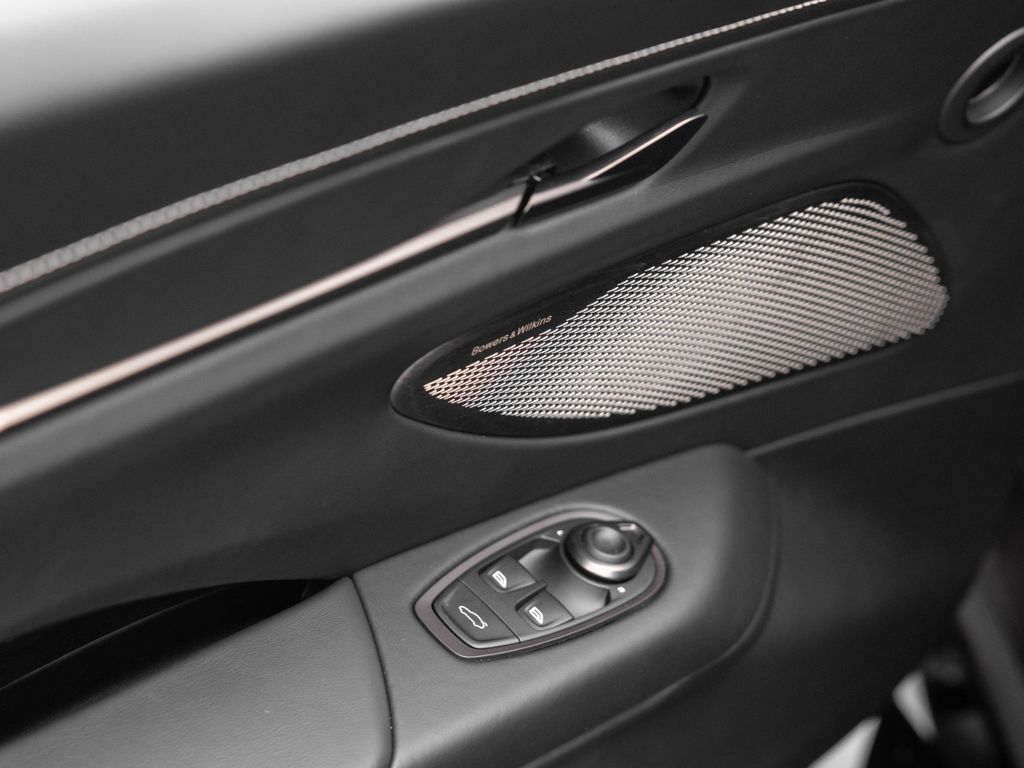 Aston Martin V8 Vantage 2025