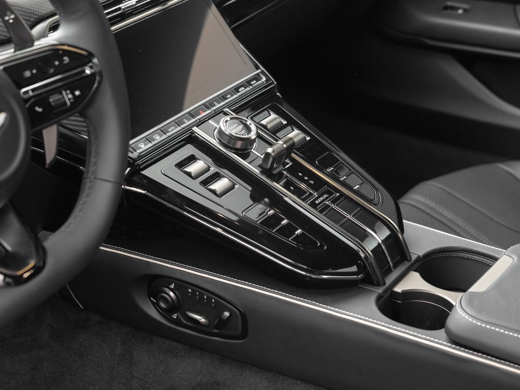Aston Martin V8 Vantage 2025