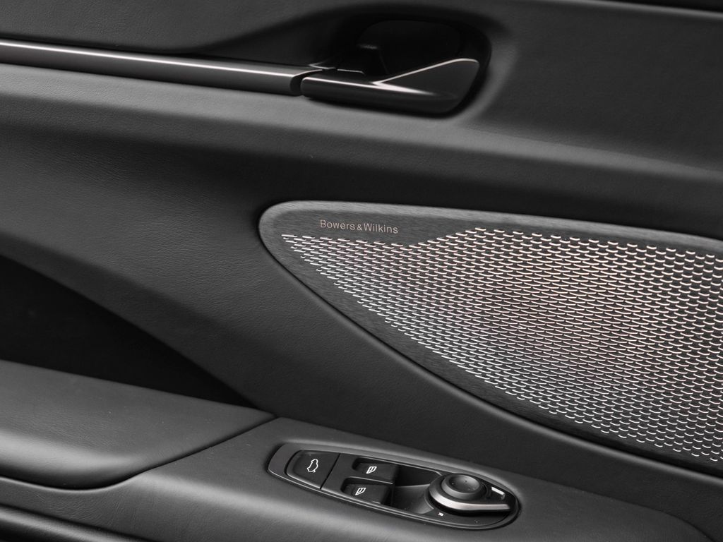 Aston Martin V8 Vantage 2025