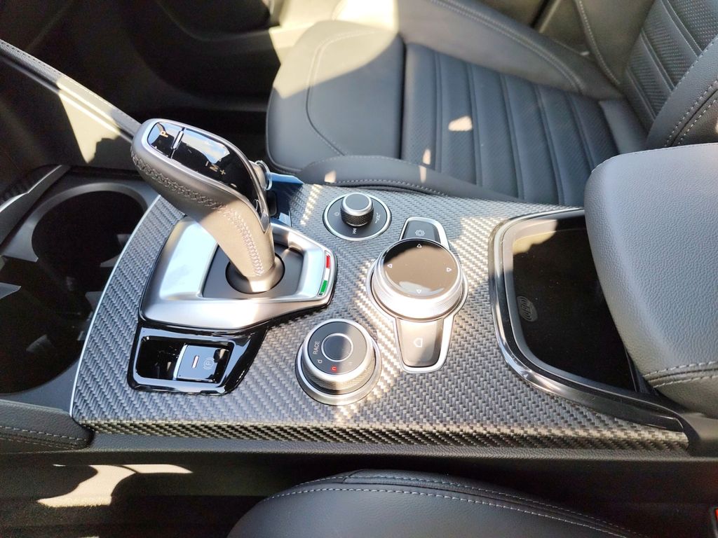 Alfa Romeo Stelvio 2025