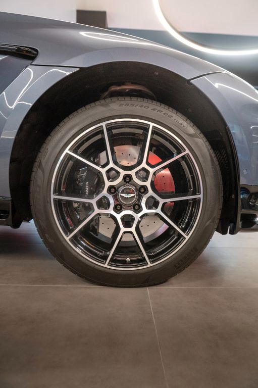 Aston Martin DBX 2023