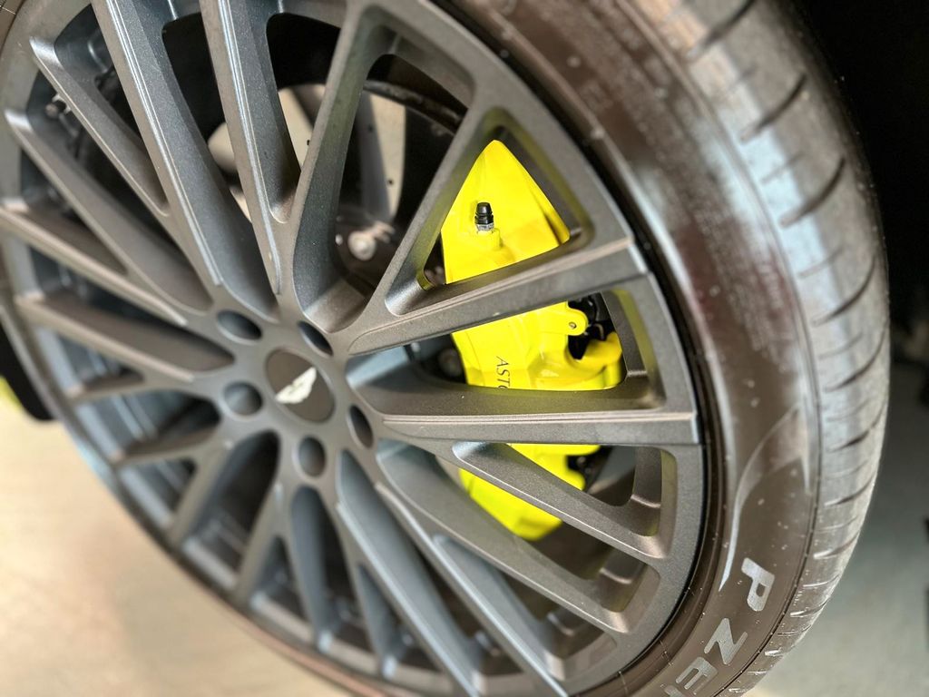 Aston Martin DBX 2023