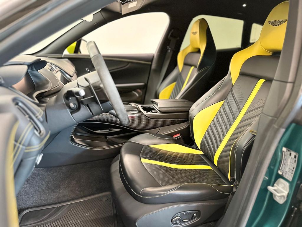 Aston Martin DBX 2023