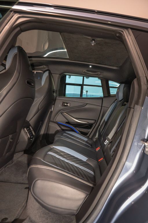 Aston Martin DBX 2023