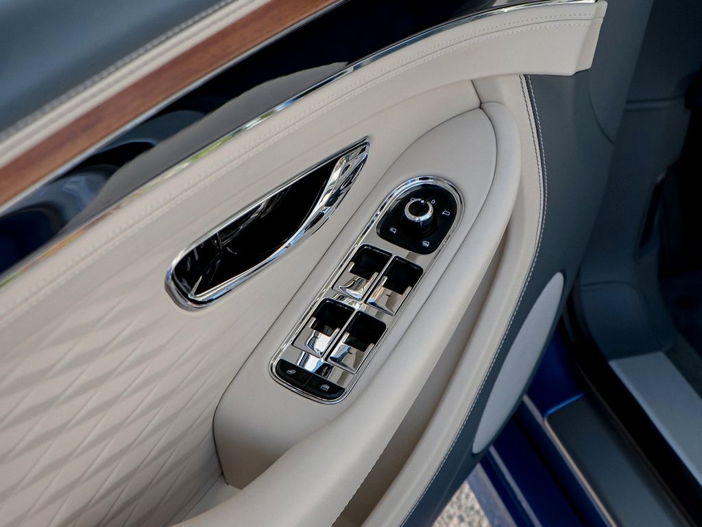 Bentley Continental GTC 2025