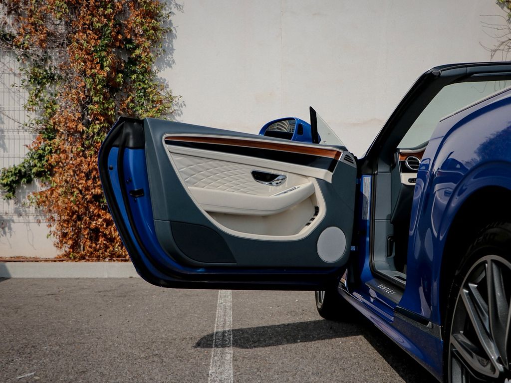 Bentley Continental GTC 2025