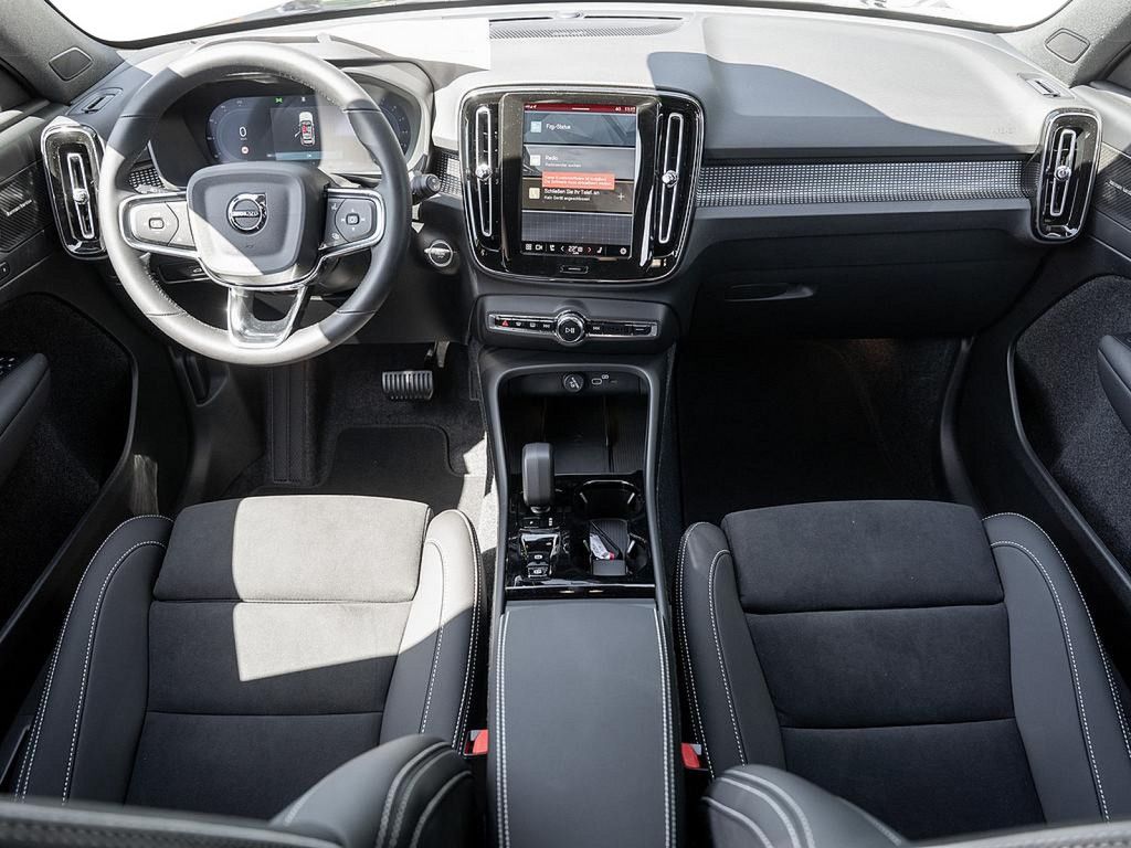 Volvo XC40 2025