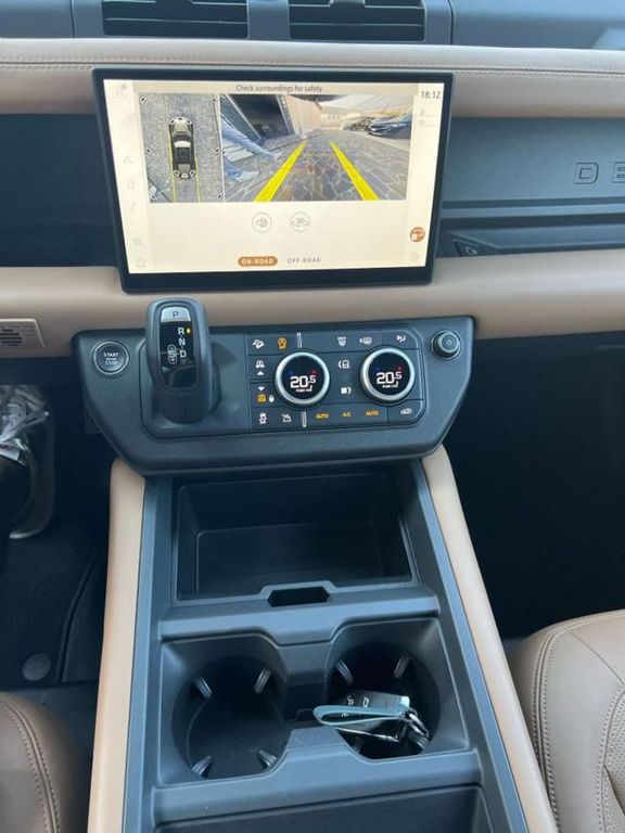 Land Rover Defender 2024