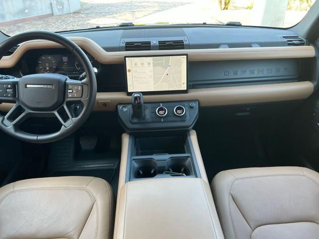 Land Rover Defender 2024