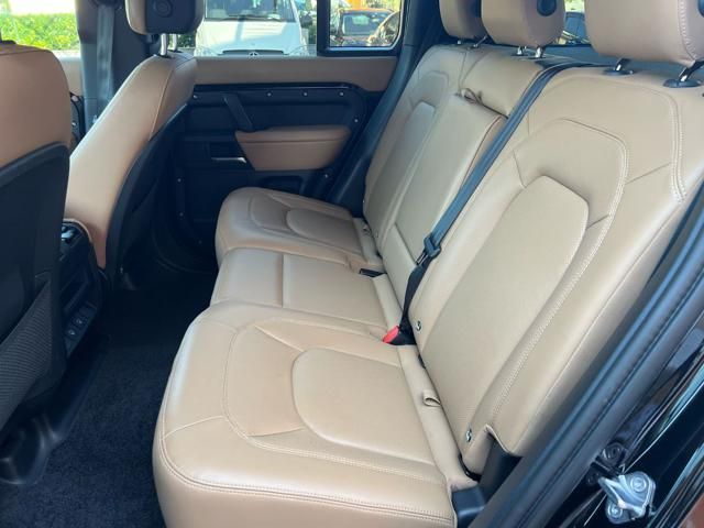 Land Rover Defender 2024