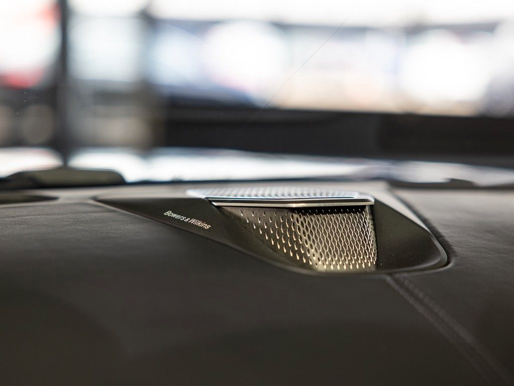 Aston Martin DB12 2025