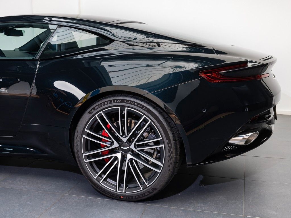 Aston Martin DB12 2025