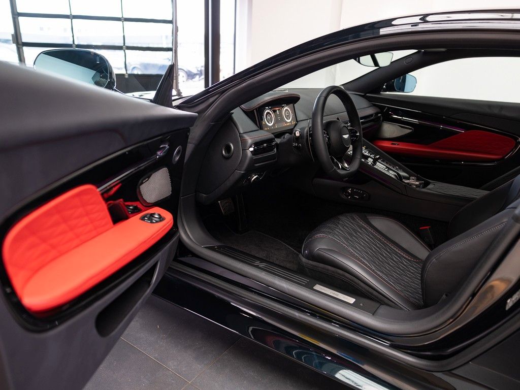 Aston Martin DB12 2025