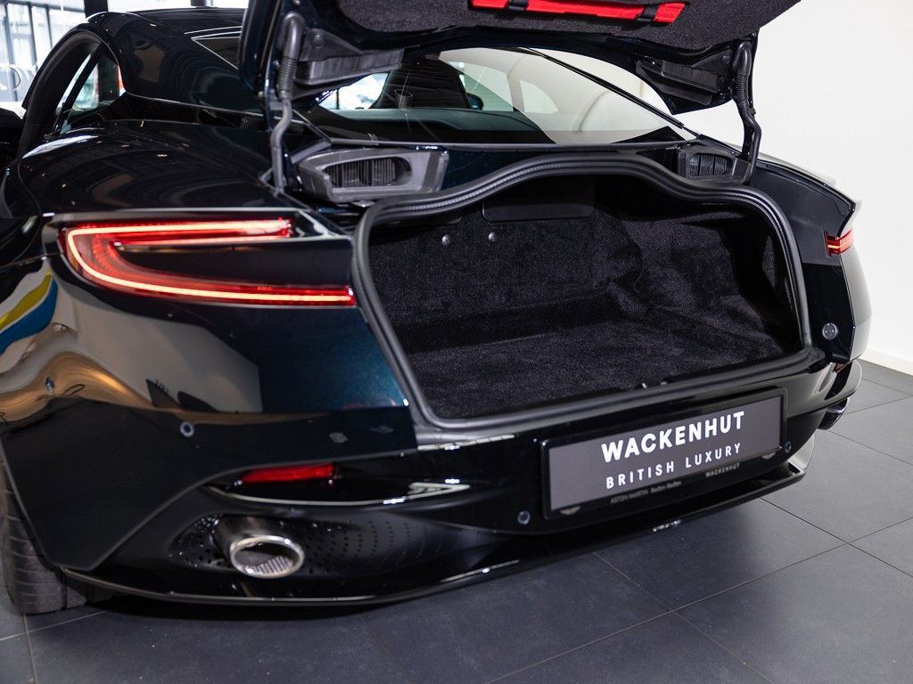 Aston Martin DB12 2025