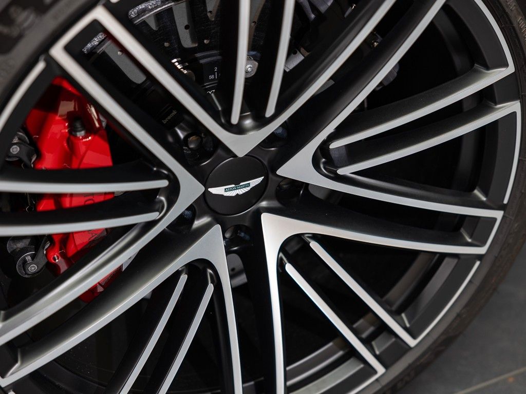 Aston Martin DB12 2025