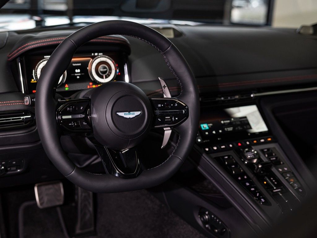 Aston Martin DB12 2025