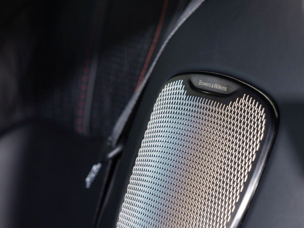 Aston Martin DB12 2025