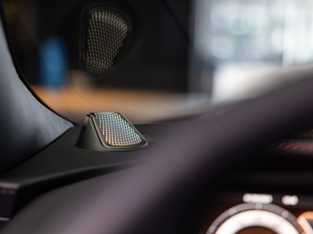 Aston Martin DB12 2025