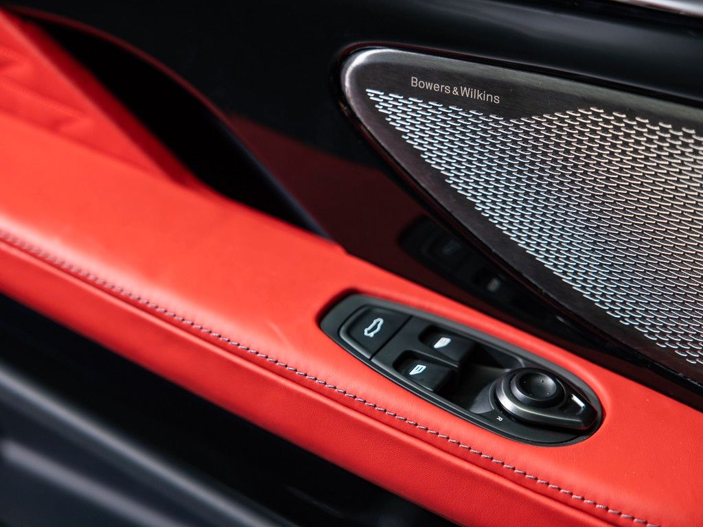 Aston Martin DB12 2025