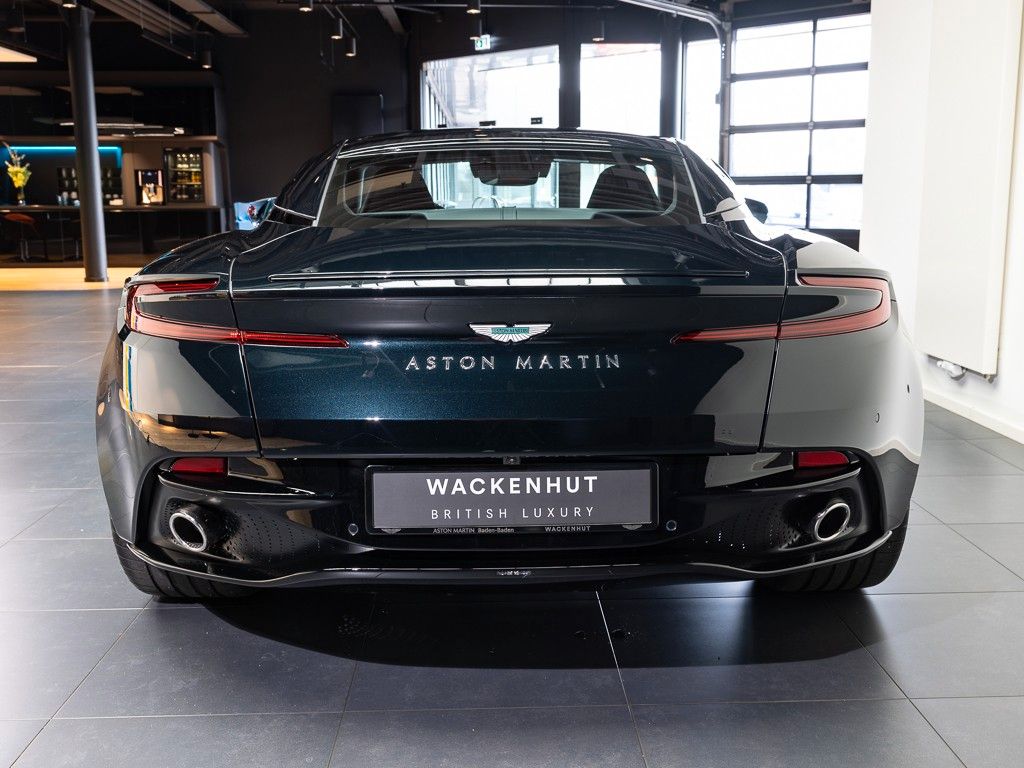 Aston Martin DB12 2025