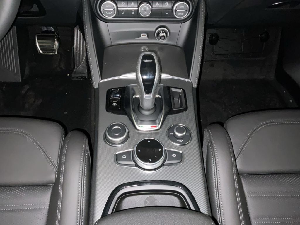 Alfa Romeo Stelvio 2025