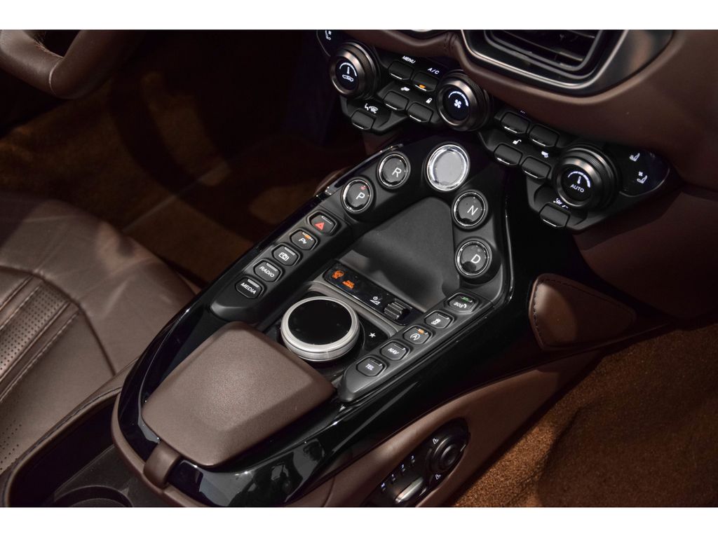 Aston Martin V8 Vantage 2022