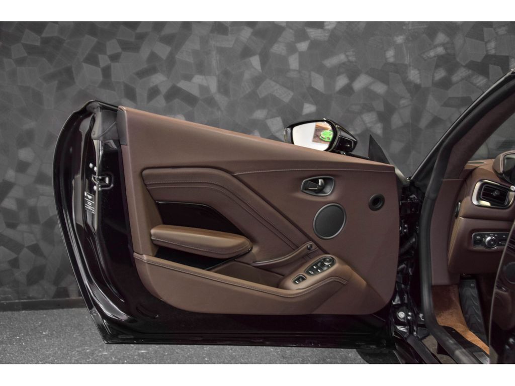 Aston Martin V8 Vantage 2022