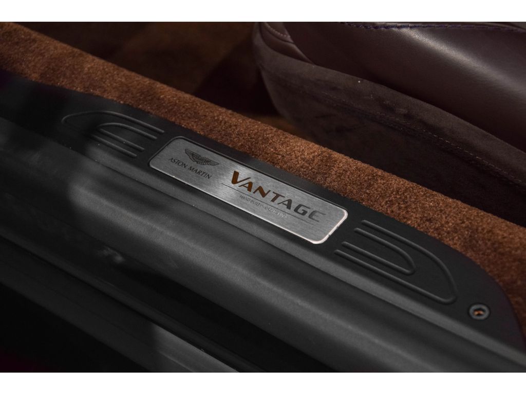 Aston Martin V8 Vantage 2022