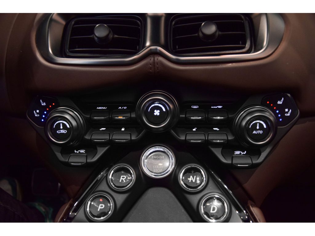 Aston Martin V8 Vantage 2022