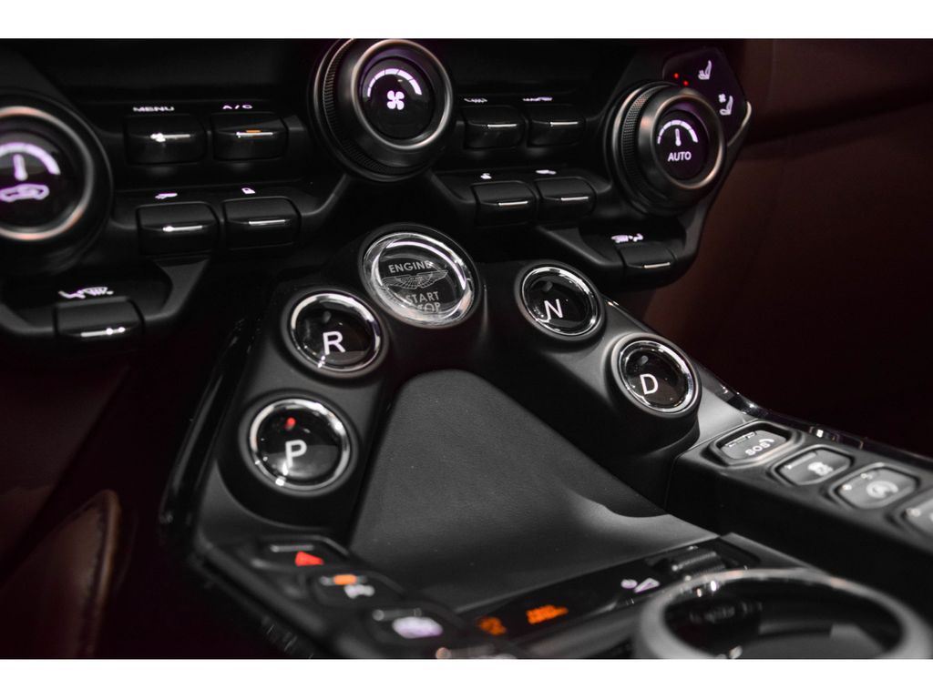 Aston Martin V8 Vantage 2022