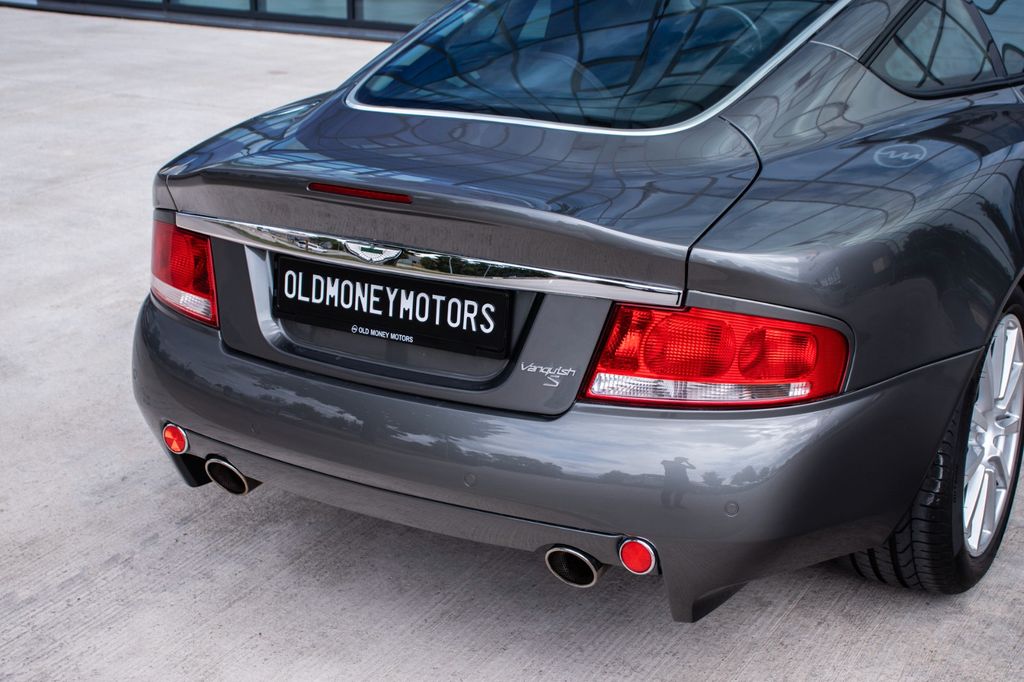 Aston Martin Vanquish 2006