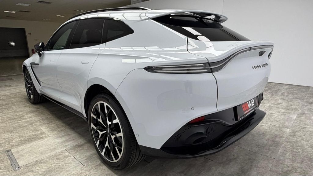 Aston Martin DBX 2021