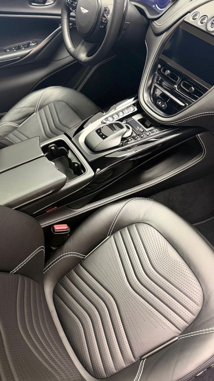 Aston Martin DBX 2021