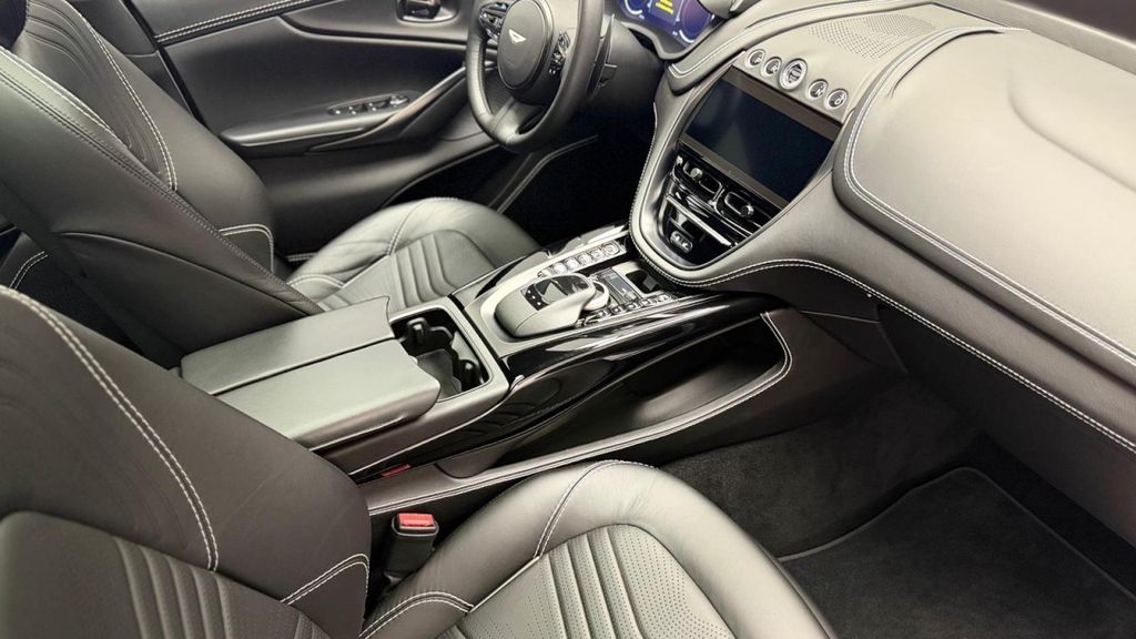 Aston Martin DBX 2021