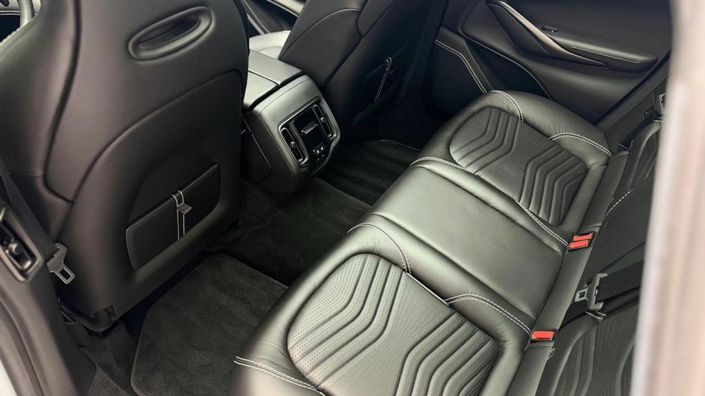 Aston Martin DBX 2021
