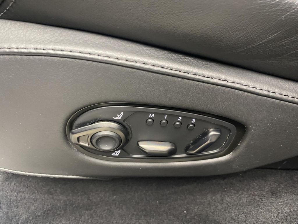 Aston Martin DBX 2021