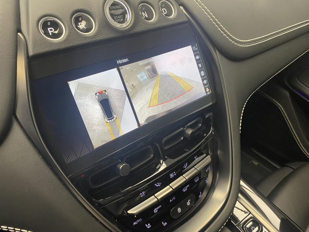 Aston Martin DBX 2021