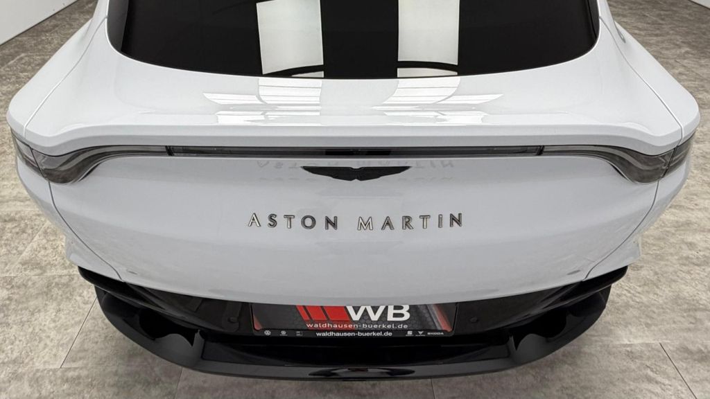 Aston Martin DBX 2021