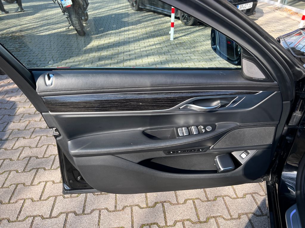 BMW 750 2019