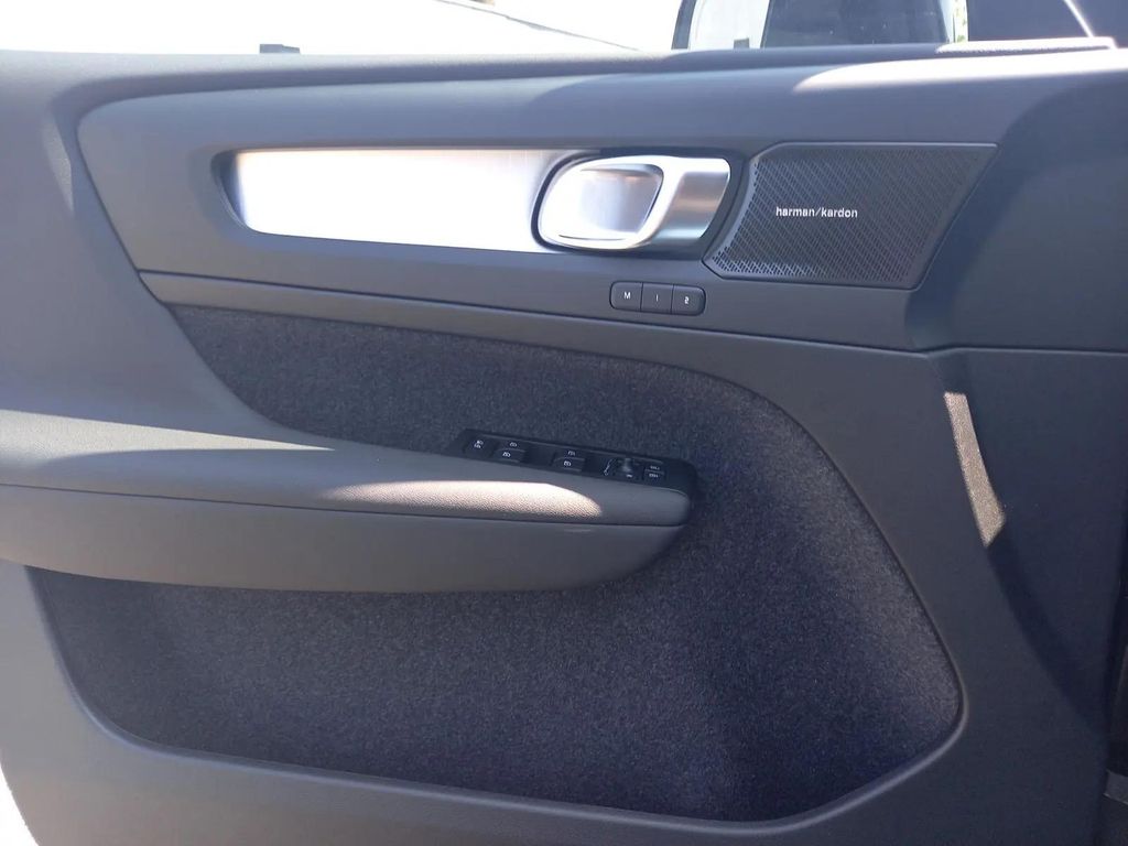 Volvo XC40 2025