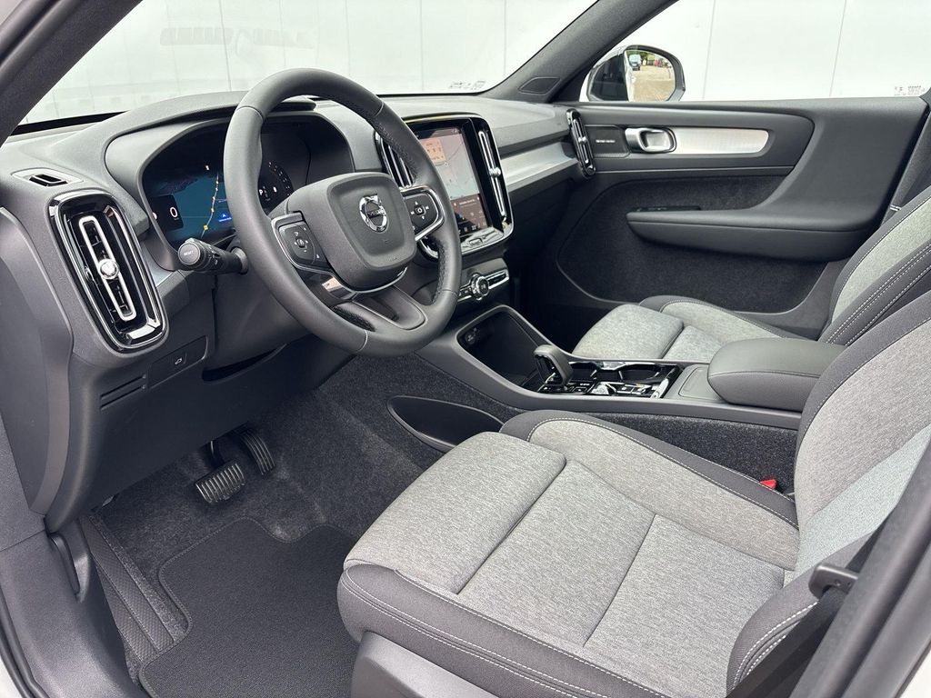 Volvo XC40 2025
