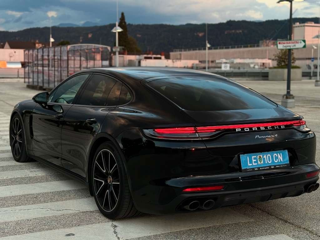 Porsche Panamera 2021