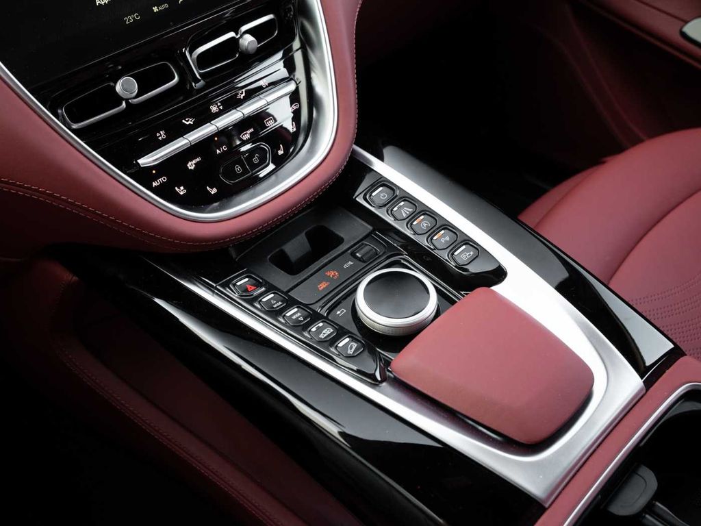 Aston Martin DBX 2024