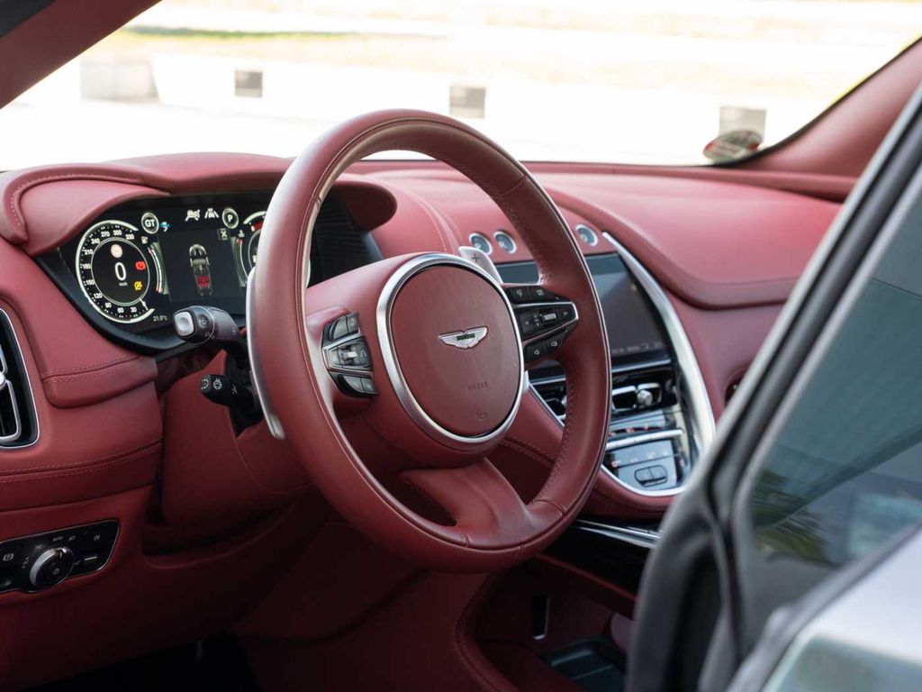 Aston Martin DBX 2024